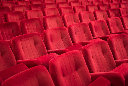 剧院里的红色扶手椅背景图片