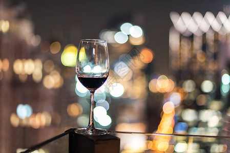 酒杯和红葡萄酒在城市b图片