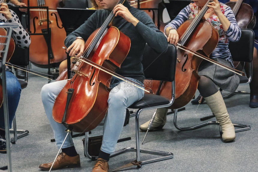 管弦乐队中演奏大提琴的人图片