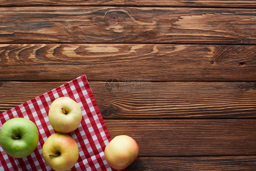 木质表面有成熟苹果和复制空间的彩色图片