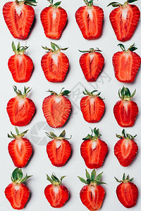 由白色的熟新鲜切片草莓制图片