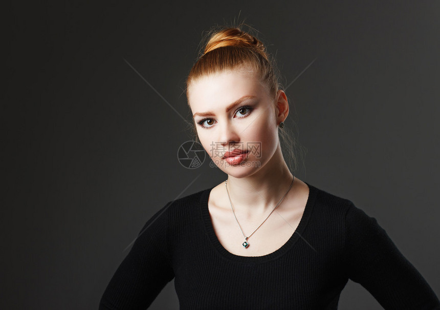 一个可爱感的红发女孩的肖像图片