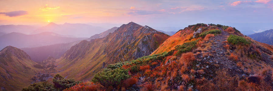 黎明的早晨风景山地全景与太阳升起的光照喀尔巴阡山脉图片