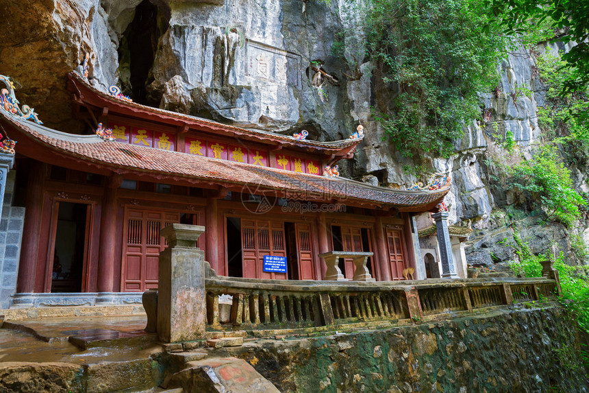 岩石上古老的Vietnames寺图片