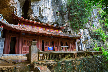 岩石上古老的Vietnames寺图片
