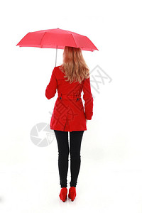 穿着红色战壕大衣的金发美女肖像拿着雨伞长的立体姿势在白色工作室图片
