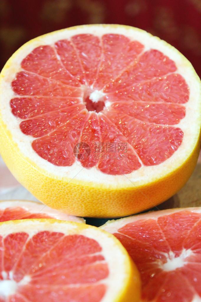 葡萄柚鲜红色切段图片