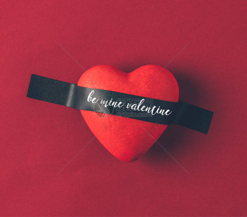 红色心脏的顶部视图在绝缘胶带下用字词表示是我的情人节图片