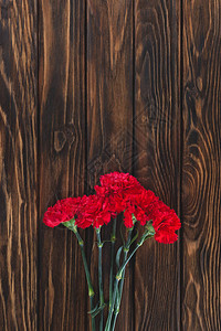 木板上一堆康乃馨的顶视图图片