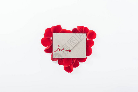 以爱字母和心脏组成的红玫瑰花瓣在白日情人节的白日概图片