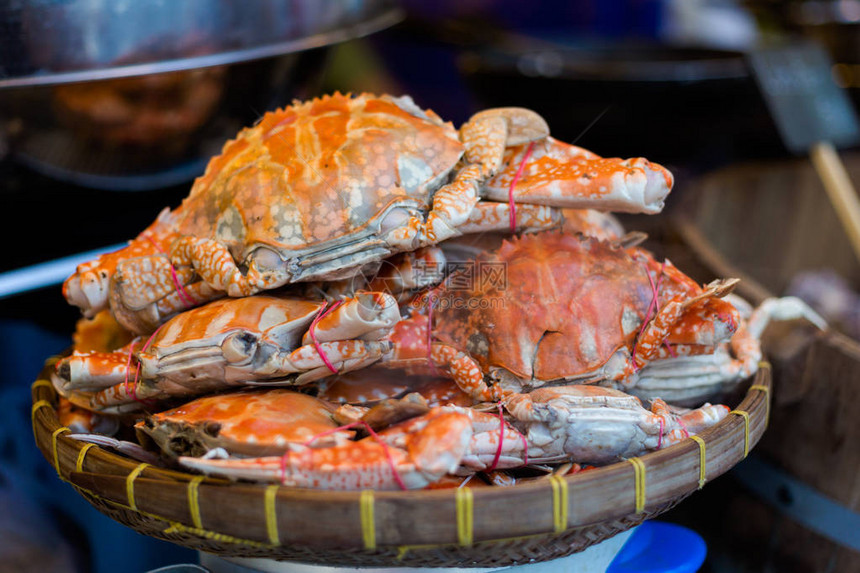 曼谷市场新准备的亚洲辣味蒸螃蟹图片