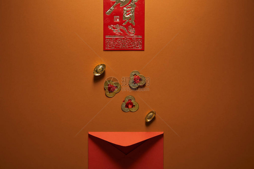 红色信封金装饰和棕色背景象形文图片