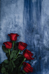 红玫瑰花在破碎背背景图片