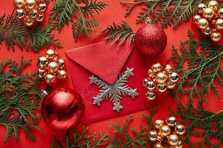 上面有闪亮的圣诞装饰带雪花的信封和红图片