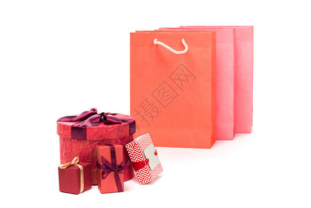 红色礼品盒和购物袋白色隔离图片