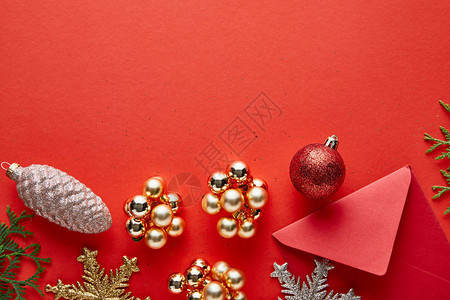 上面有闪亮的圣诞装饰信封和粉红色背景图片