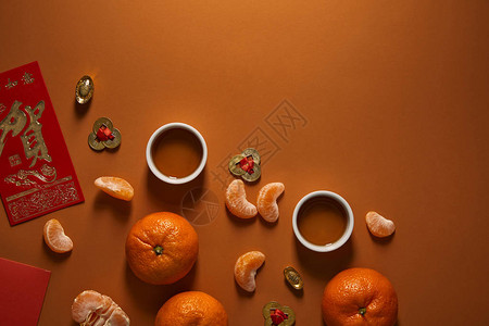 茶杯橘子和棕色背景传统装饰图片