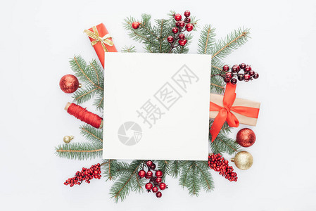 松树枝圣诞装饰和礼物的顶部视图图片