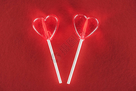红色背景的心形棒糖情人节图片