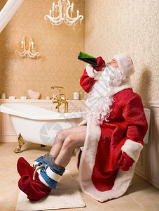 喝着一瓶酒的圣诞老人图片