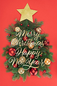 松树枝金星和圣诞球的顶视图排列在圣诞树上背景图片