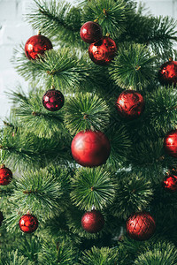 圣诞树上红色圣诞节球背景图片