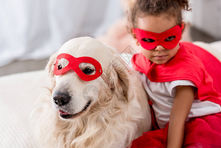 穿着超级英雄服装和红面罩的狗可图片