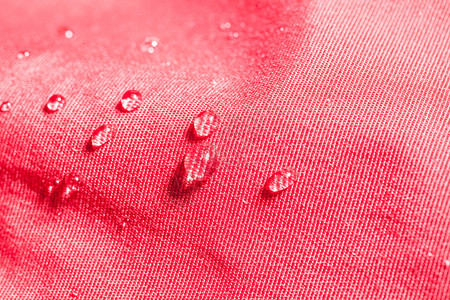 红色防水材料上的水滴图片