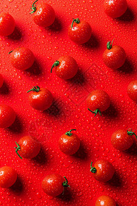 带水滴的红色表面樱桃番茄图案的顶视图图片