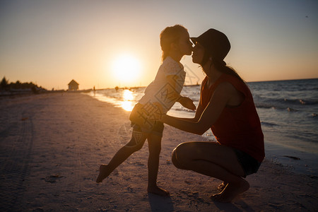 在霍本岛海滩的日落时分妈和女儿图片