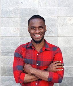 一个快乐的年轻黑人男子的肖像图片
