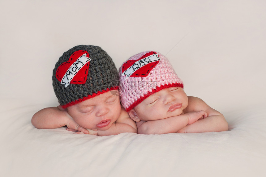 5周大的沉睡男女兄弟双胞胎新生婴儿图片