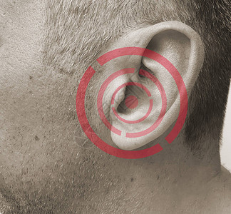 人伤他的耳朵是疾病的症状图片