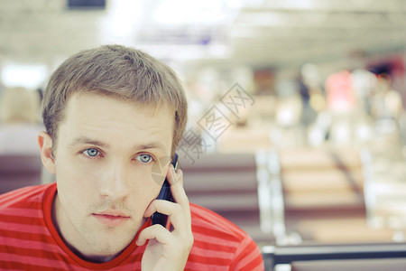 在机场讲电话的青年临时背景图片