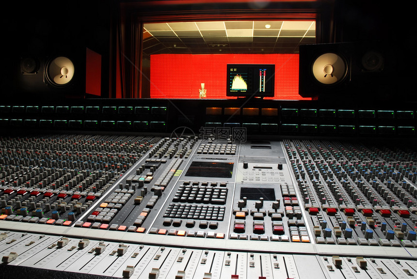 专业音乐工作室和控制面板图片