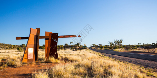 位于澳大利亚北部领土红中心拉平塔大道上的一个旅游里程碑图片