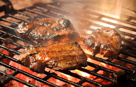 在木炭烤架上烤腌制肉背景图片
