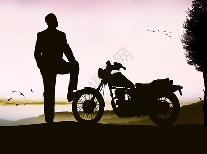 日落背景的骑摩托车男图片