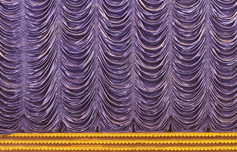 舞台上的紫色窗帘图片