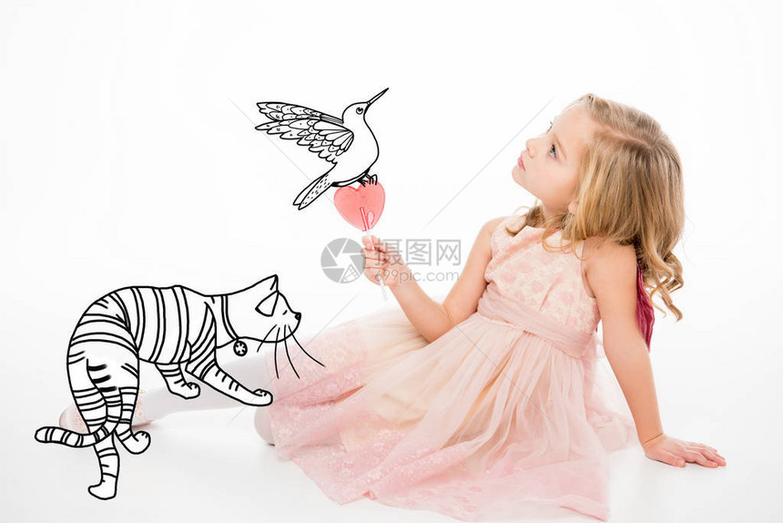 有棒糖的可爱小女孩坐在手牵着猫和小图片