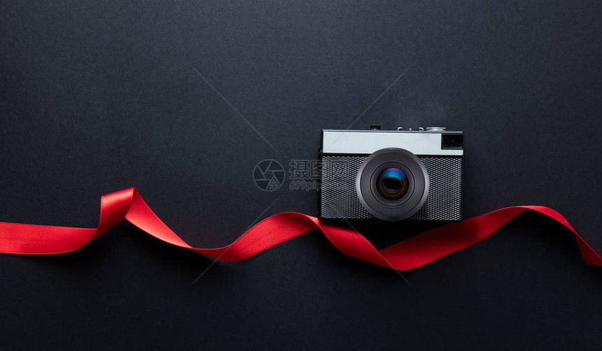 反光照相机和红色带状图片