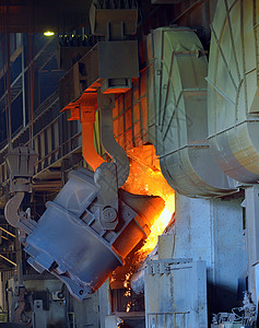钢铁厂生产中的热钢水图片