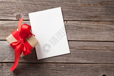 木桌上的情人节贺卡和礼盒背景图片