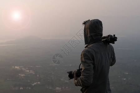 日出时在山上拍摄的影师成像和摄影机图片