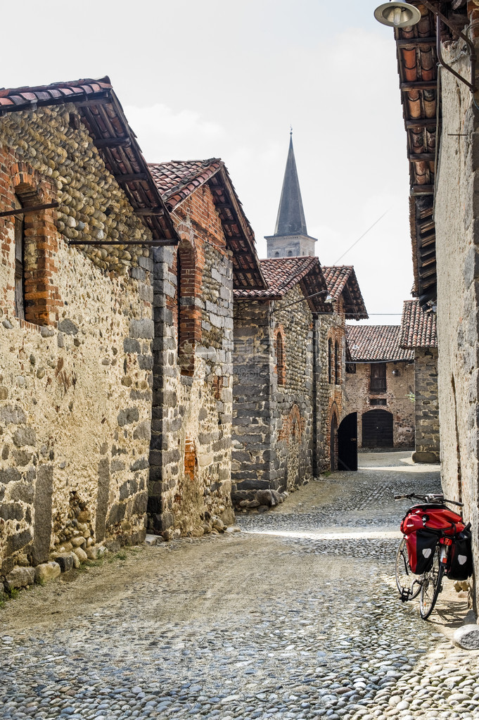 Candelo比埃拉皮埃蒙特意大利比耶拉中世纪村典型街道和一辆带红色图片