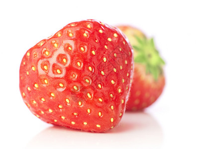 白色背景上的草莓背景图片