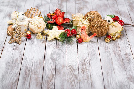 圣诞装饰在木制背景上冬季假期概图片