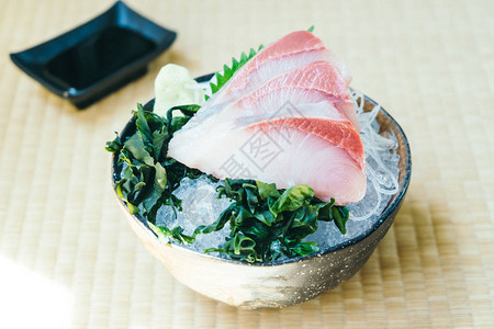 生菜有新鲜的哈马奇鱼肉刺片图片