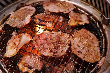 热煤烧猪肉这种食物是韩国或日本背景图片