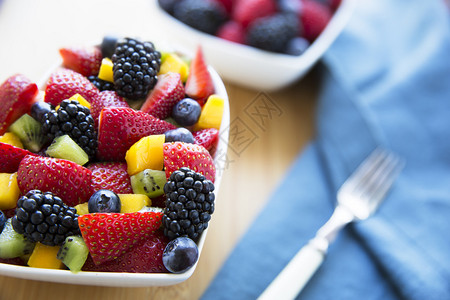 健康新鲜水果沙拉有草莓黑莓芒果蓝图片